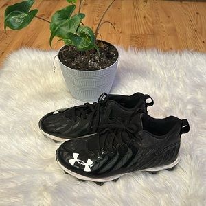 Like new cleats. Size 5Y.